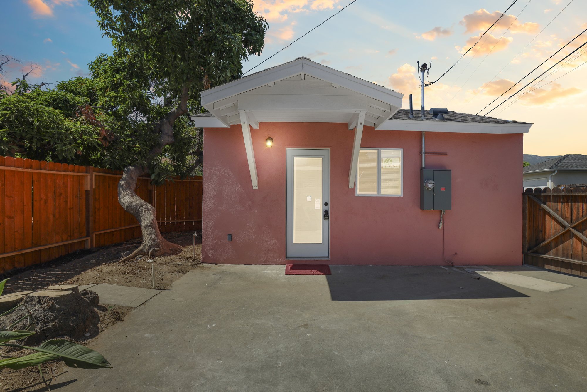 Bubblegum Bungalow - 5 mi to ONT airport Unit B in Upland main property photo
