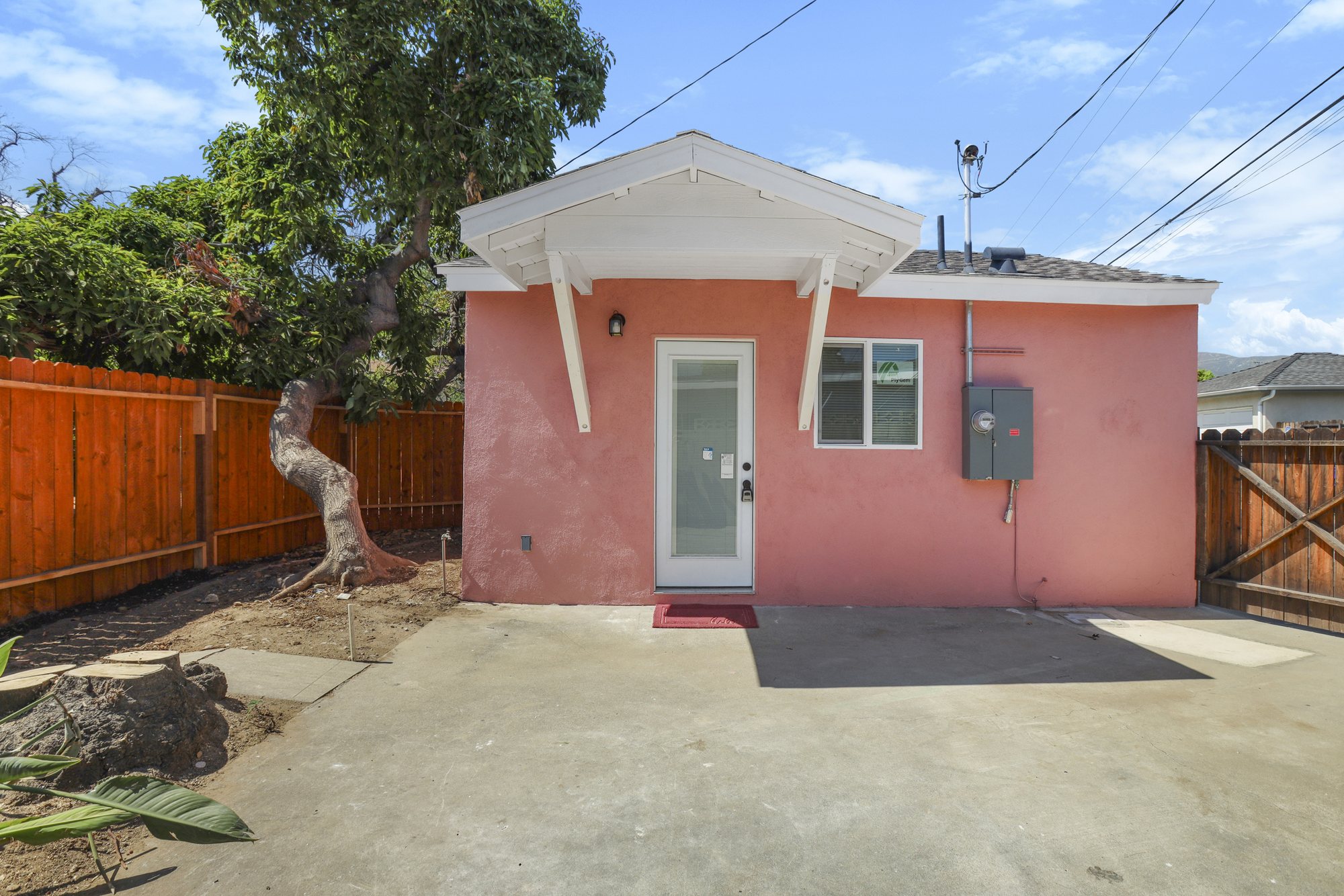 Bubblegum Bungalow - 5 mi to ONT airport Unit B in Upland furnished rental photo 2