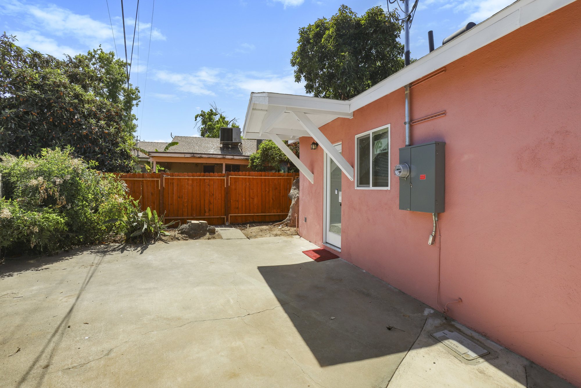 Bubblegum Bungalow - 5 mi to ONT airport Unit B in Upland furnished rental photo 3