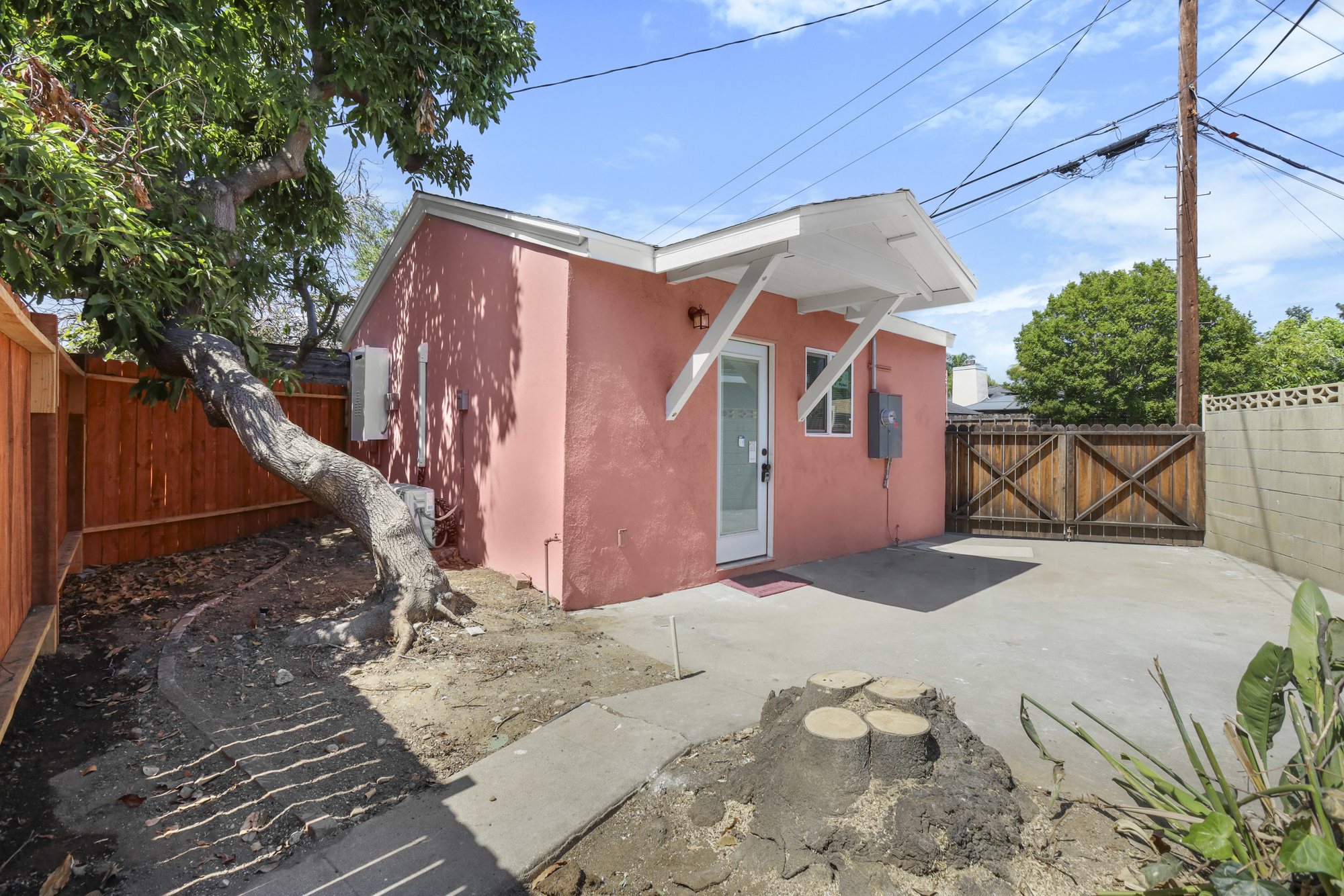 Bubblegum Bungalow - 5 mi to ONT airport Unit B in Upland furnished rental photo 4