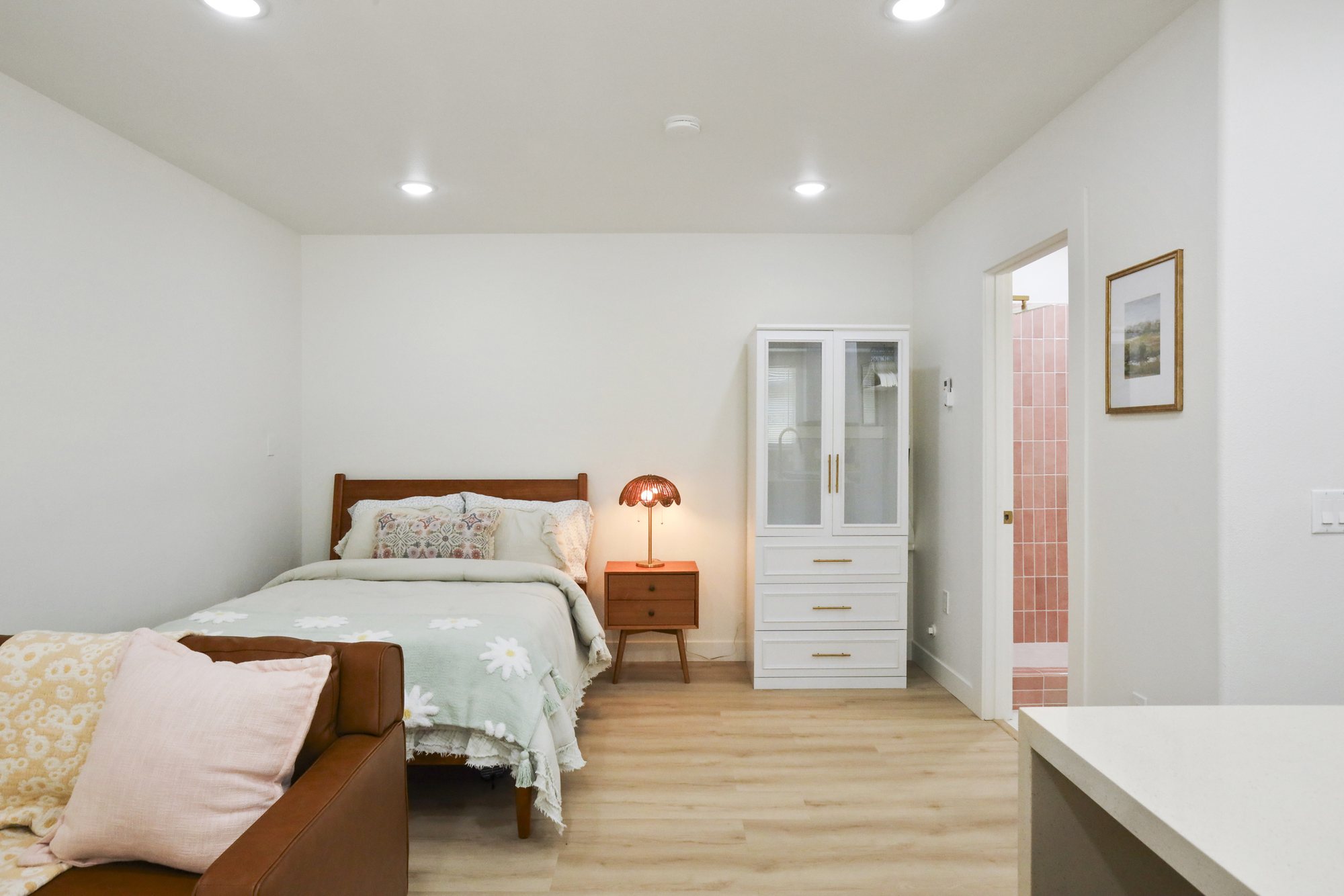 Bubblegum Bungalow - 5 mi to ONT airport Unit B in Upland furnished rental photo 7