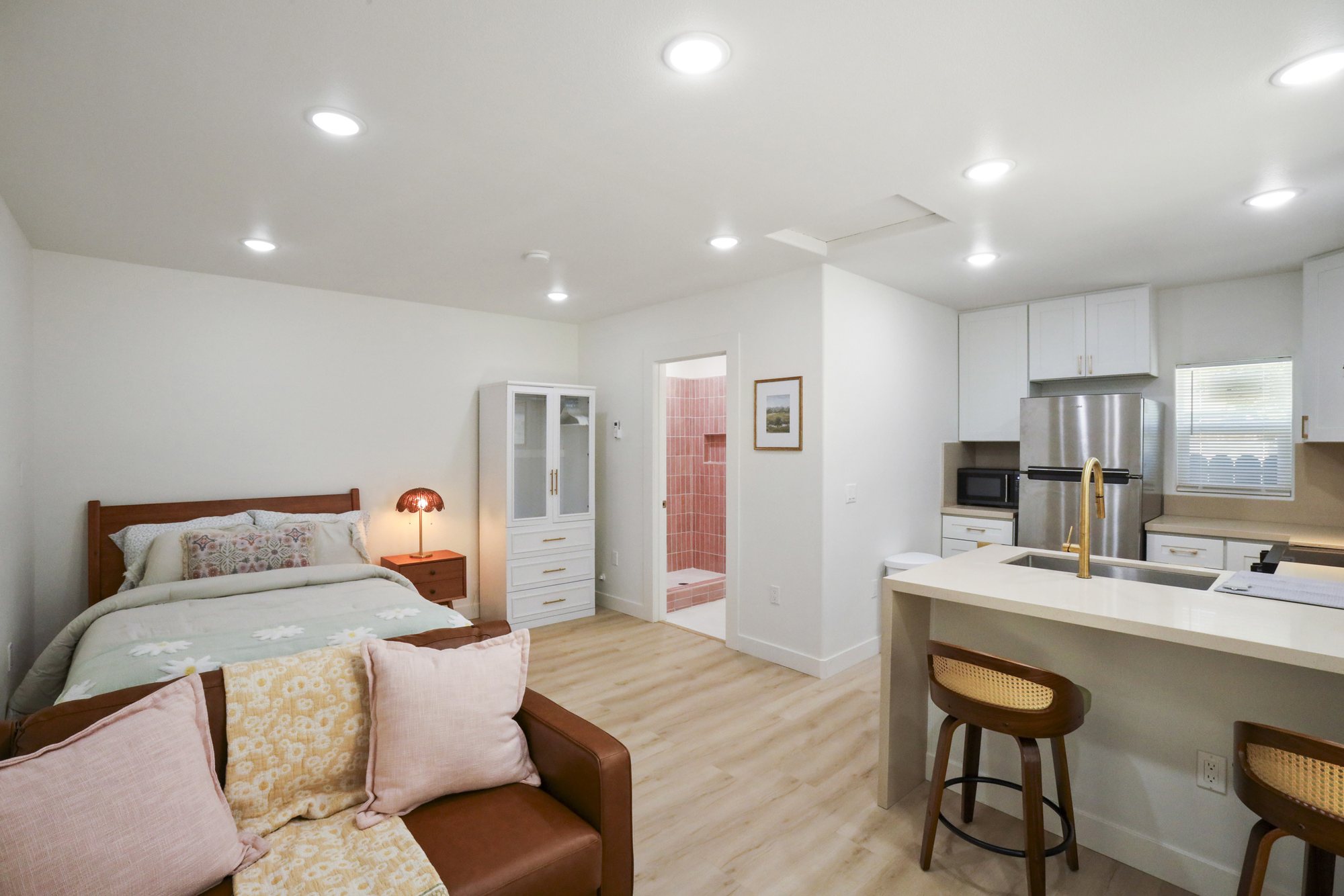Bubblegum Bungalow - 5 mi to ONT airport Unit B in Upland furnished rental photo 8