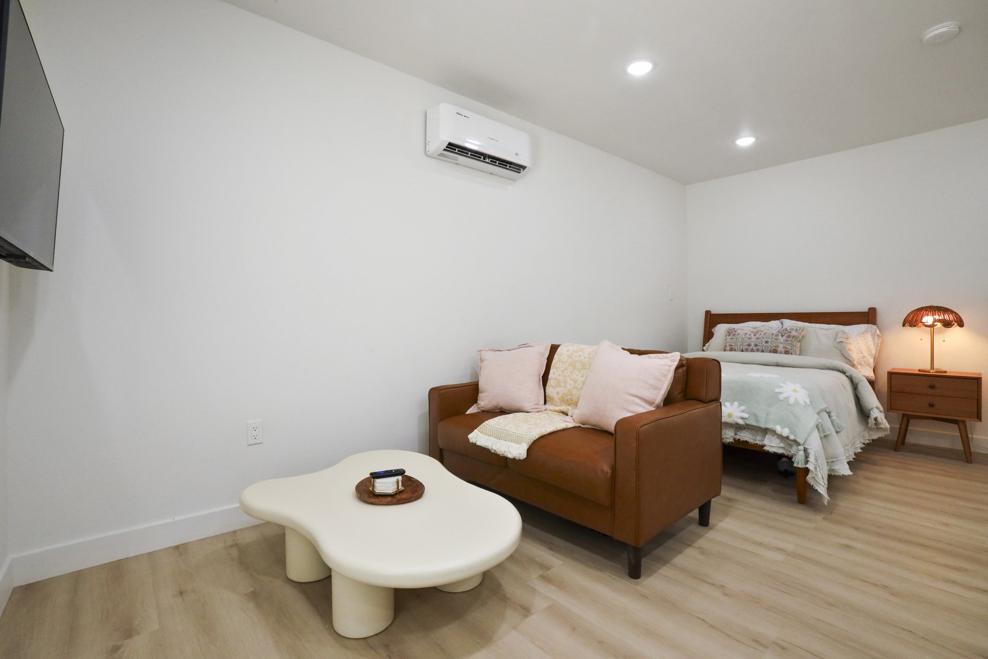 Bubblegum Bungalow - 5 mi to ONT airport Unit B in Upland furnished rental photo 9
