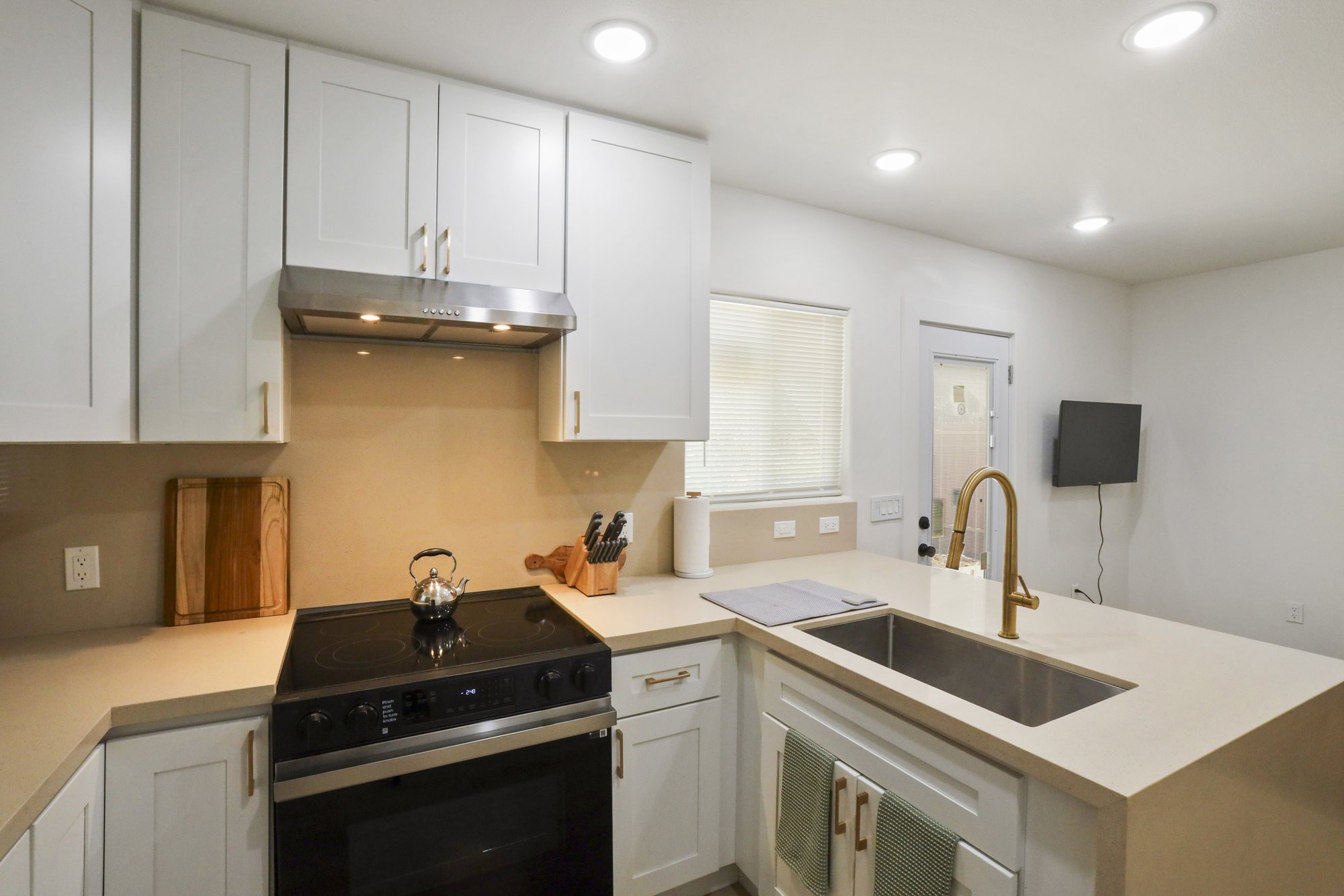 Bubblegum Bungalow - 5 mi to ONT airport Unit B in Upland furnished rental photo 11