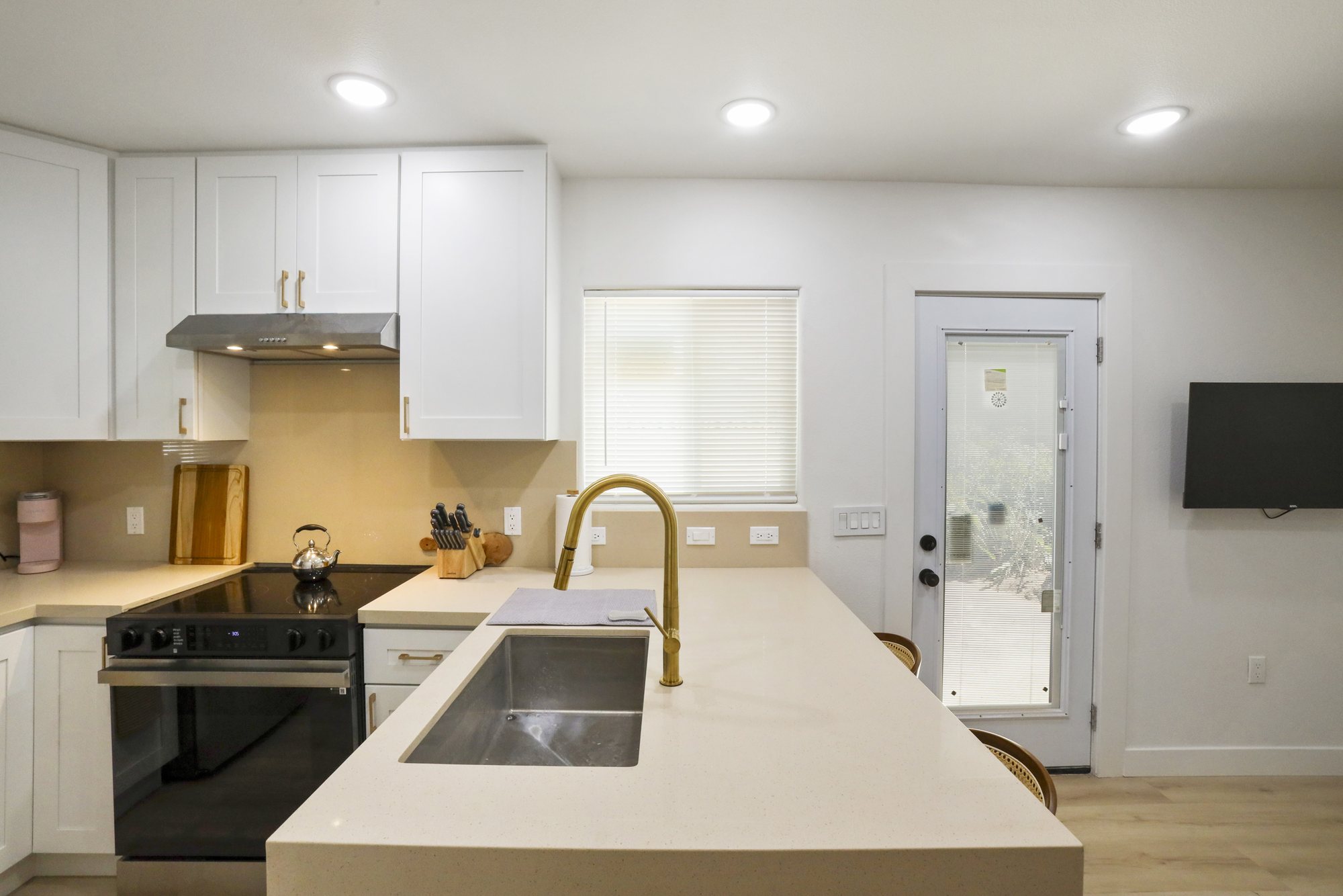 Bubblegum Bungalow - 5 mi to ONT airport Unit B in Upland furnished rental photo 12
