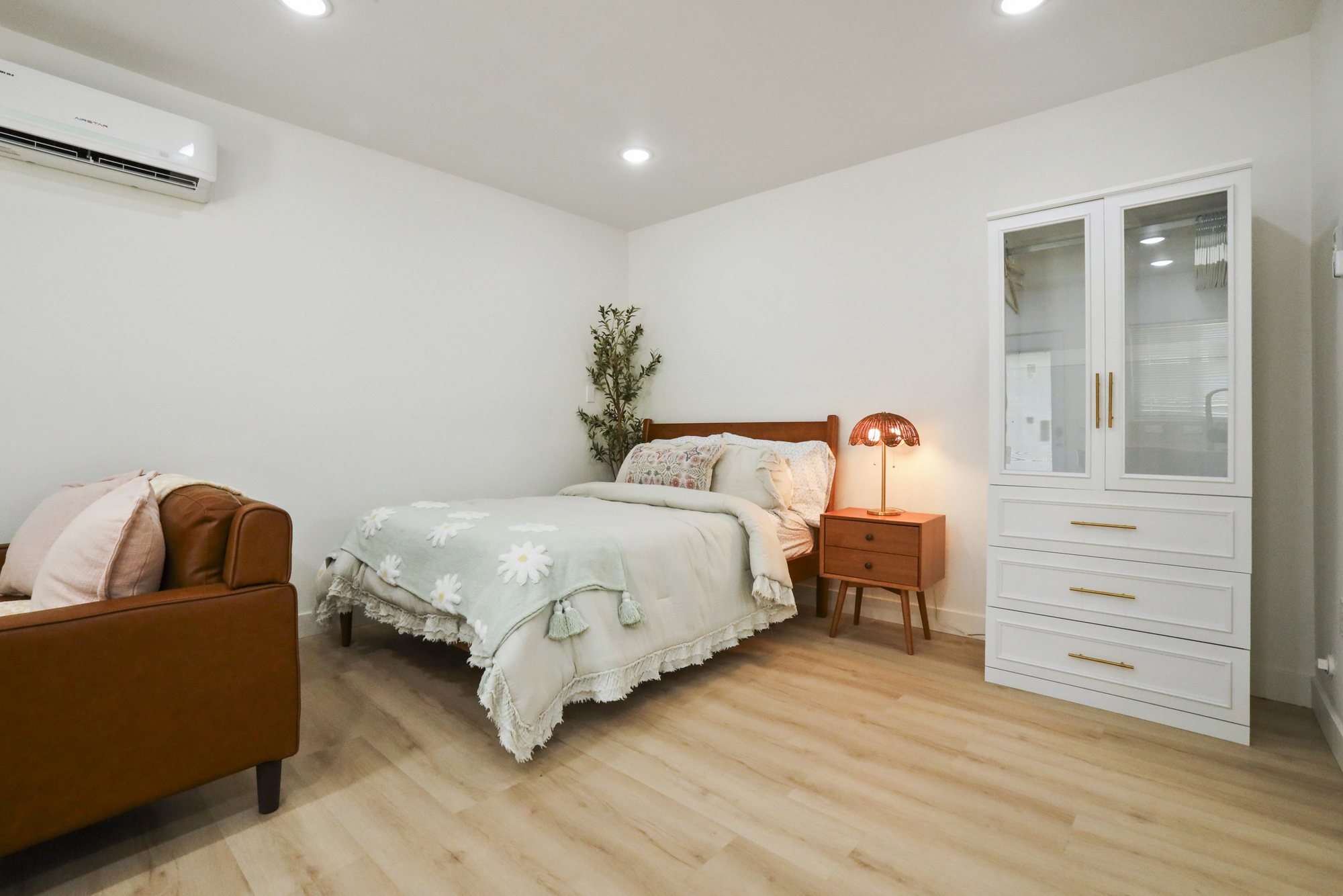 Bubblegum Bungalow - 5 mi to ONT airport Unit B in Upland furnished rental photo 13