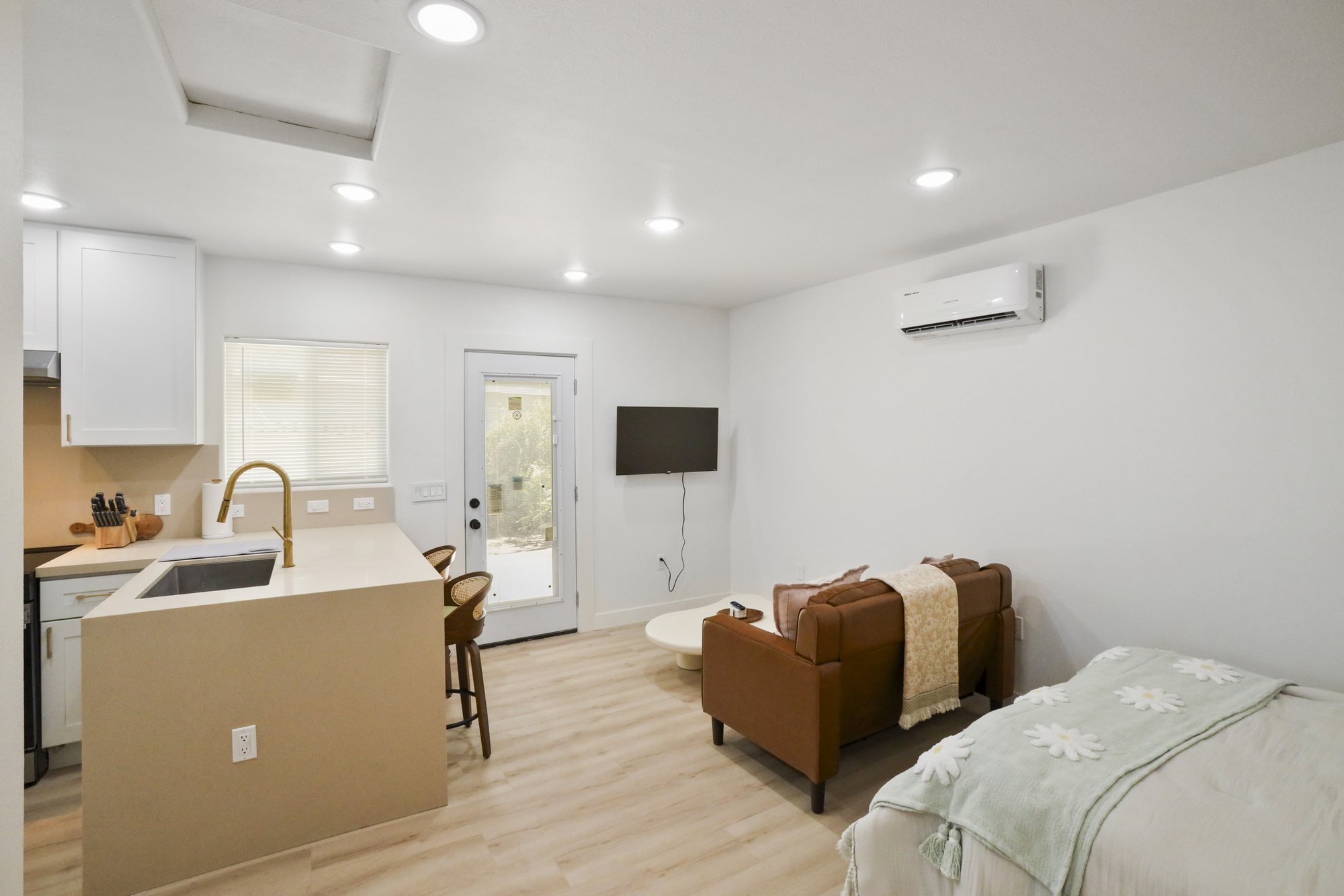 Bubblegum Bungalow - 5 mi to ONT airport Unit B in Upland furnished rental photo 14