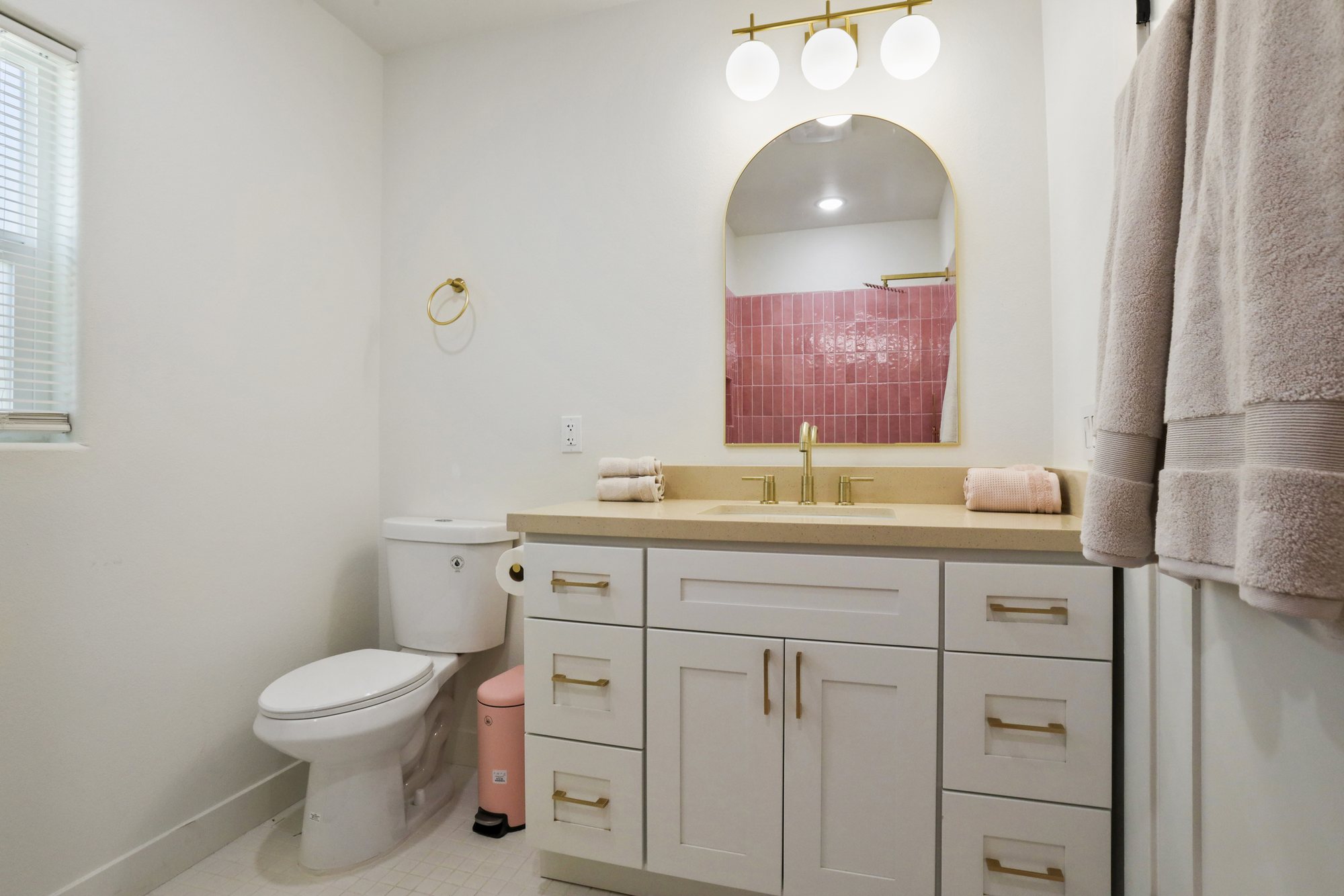 Bubblegum Bungalow - 5 mi to ONT airport Unit B in Upland furnished rental photo 16