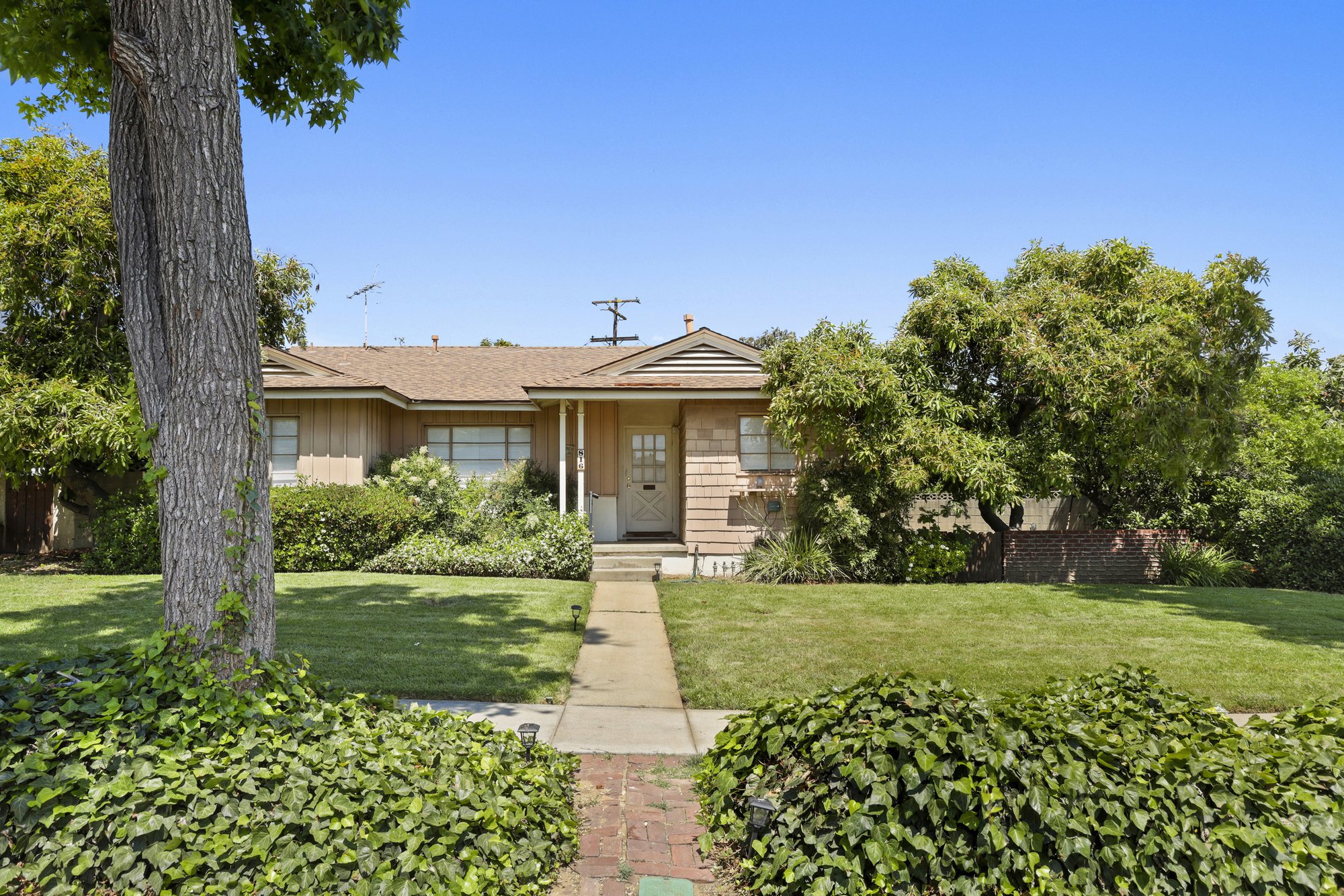 Mid Century Home on Quiet Street Front house in Upland furnished rental photo 2